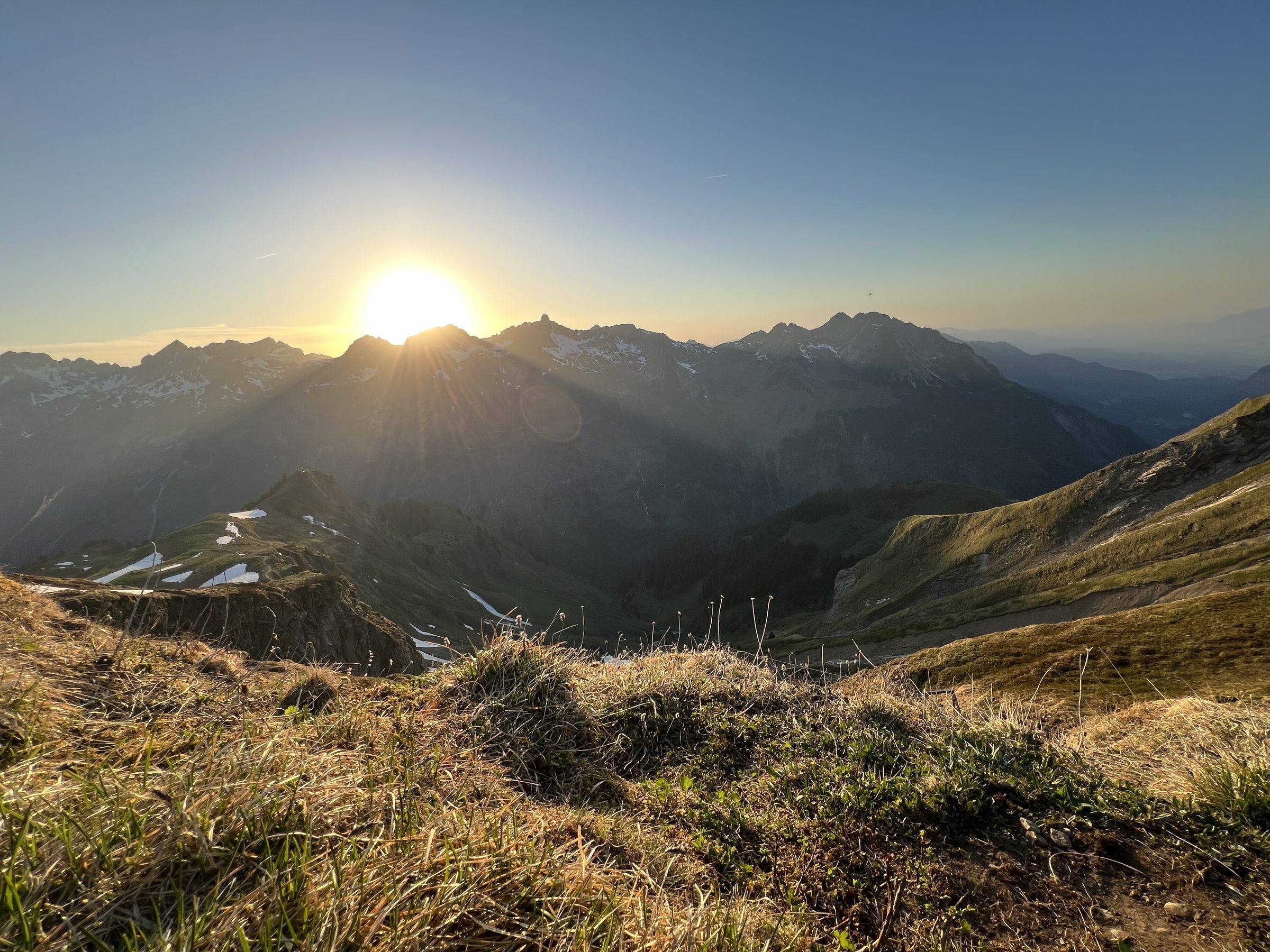 Sonnenaufgang über den Bergen